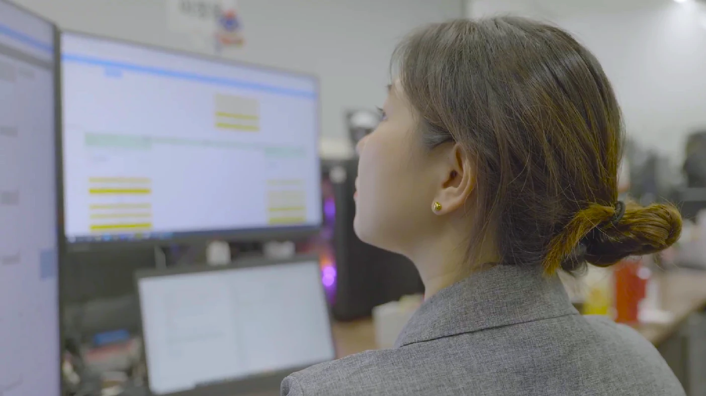 학생의 학습 상황을 살피는 온택트 선생님